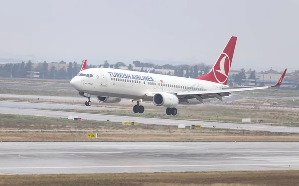 Istanbul, Türkiye - 04 Mart 2018: Türk Hava Yolları Boeing 737-8f2 (Cn 40990) açılış Istanbul Ataturk Havaalanı'na. Senin 328 filo büyüklüğü ve 302 hedefleri Türkiye'nin bayrak taşıyıcı
