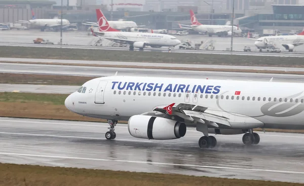 Istanbul, Türkiye - 04 Mart 2018: Türk Hava Yolları'nın Airbus A320-Istanbul Atatürk Havaalanına iniş 232 (Cn 3010). Senin 328 filo büyüklüğü ve 302 hedefleri Türkiye'nin bayrak taşıyıcı
