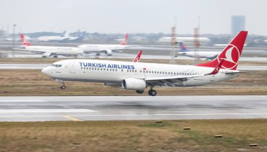 Istanbul, Türkiye - 04 Mart 2018: Türk Hava Yolları Boeing 737-8f2 (Cn 40991) açılış Istanbul Ataturk Havaalanı'na. Senin 328 filo büyüklüğü ve 302 hedefleri Türkiye'nin bayrak taşıyıcı