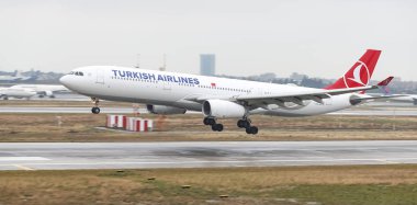 Istanbul, Türkiye - 04 Mart 2018: Türk Hava Yolları'nın Airbus A330-Istanbul Atatürk Havaalanına iniş 343e (Cn 1483). Senin 328 filo büyüklüğü ve 302 hedefleri Türkiye'nin bayrak taşıyıcı
