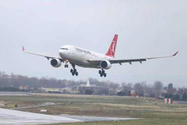 Istanbul, Türkiye - 04 Mart 2018: Türk Hava Yolları'nın Airbus A330-Istanbul Atatürk Havaalanına iniş 223 (Cn 869). Senin 328 filo büyüklüğü ve 302 hedefleri Türkiye'nin bayrak taşıyıcı
