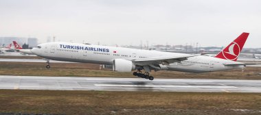Istanbul, Türkiye - 04 Mart 2018: Türk Hava Yolları Boeing 777-3f2er (Cn 44116) açılış Istanbul Ataturk Havaalanı'na. Senin 328 filo büyüklüğü ve 302 hedefleri Türkiye'nin bayrak taşıyıcı
