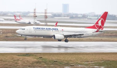 Istanbul, Türkiye - 04 Mart 2018: Türk Hava Yolları Boeing 737-8f2 (Cn 42001) açılış Istanbul Ataturk Havaalanı'na. Senin 328 filo büyüklüğü ve 302 hedefleri Türkiye'nin bayrak taşıyıcı