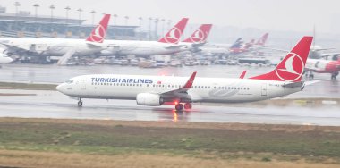 Istanbul, Türkiye - 04 Mart 2018: Türk Hava Yolları Boeing 737-9f2er (Cn 40986) Istanbul Atatürk havaalanından alır. Senin 328 filo büyüklüğü ve 302 hedefleri Türkiye'nin bayrak taşıyıcı