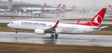 Istanbul, Türkiye - 04 Mart 2018: Türk Hava Yolları Boeing 737-8f2 (Cn 60019) açılış Istanbul Ataturk Havaalanı'na. Senin 328 filo büyüklüğü ve 302 hedefleri Türkiye'nin bayrak taşıyıcı