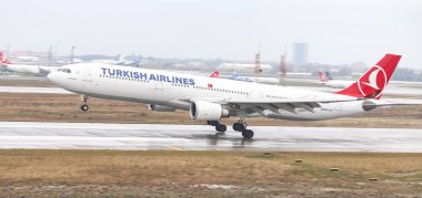 Istanbul, Türkiye - 04 Mart 2018: Türk Hava Yolları'nın Airbus A330-Istanbul Atatürk Havaalanına iniş 302 (Cn 1499). Senin 328 filo büyüklüğü ve 302 hedefleri Türkiye'nin bayrak taşıyıcı