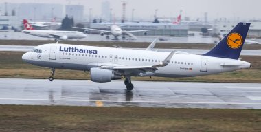 Istanbul, Türkiye - 04 Mart 2018: Lufthansa Airbus A320-Istanbul Atatürk Havaalanına iniş 214 (Cn 6202). Lufthansa 302 filo büyüklüğü ve 220 hedefleri vardır