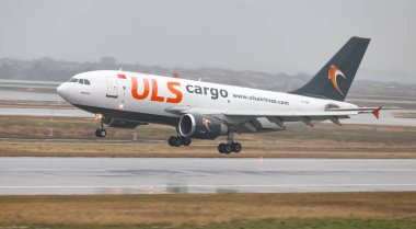 Istanbul, Türkiye - 04 Mart 2018: Uls havayolları kargo Istanbul Atatürk Havaalanına iniş Airbus 310-304f (Cn 592). ULS havayolları var 3 filo büyüklüğü ve 10'dan fazla yerler