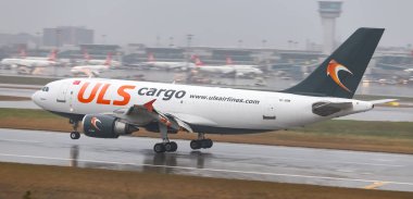 Istanbul, Türkiye - 04 Mart 2018: Uls havayolları kargo Istanbul Atatürk Havaalanına iniş Airbus 310-304f (Cn 592). ULS havayolları var 3 filo büyüklüğü ve 10'dan fazla yerler