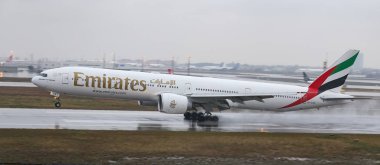 Istanbul, Türkiye - 04 Mart 2018: Emirlikleri Boeing 777-31her (Cn 41076) açılış Istanbul Ataturk Havaalanı'na. Emirlikleri vardır 252 filo büyüklüğü ve 141 hedefleri