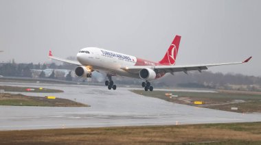 Istanbul, Türkiye - 04 Mart 2018: Türk Hava Yolları'nın Airbus A330-Istanbul Atatürk Havaalanına iniş 223 (Cn 1118). Senin 328 filo büyüklüğü ve 302 hedefleri Türkiye'nin bayrak taşıyıcı