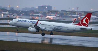 Istanbul, Türkiye - 04 Mart 2018: Türk Hava Yolları'nın Airbus A321-Istanbul Atatürk Havaalanına iniş 231 (Cn 5546). Senin 328 filo büyüklüğü ve 302 hedefleri Türkiye'nin bayrak taşıyıcı