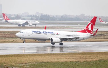 Istanbul, Türkiye - 04 Mart 2018: Türk Hava Yolları Boeing 737-8f2 (Cn 35743) açılış Istanbul Ataturk Havaalanı'na. Senin 328 filo büyüklüğü ve 302 hedefleri Türkiye'nin bayrak taşıyıcı