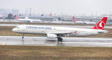 Istanbul, Türkiye - 04 Mart 2018: Türk Hava Yolları'nın Airbus A321-Istanbul Atatürk Havaalanına iniş 231 (Cn 5254). Senin 328 filo büyüklüğü ve 302 hedefleri Türkiye'nin bayrak taşıyıcı