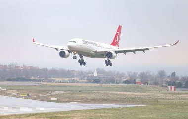Istanbul, Türkiye - 04 Mart 2018: Türk Hava Yolları'nın Airbus A330-Istanbul Atatürk Havaalanına iniş 203 (Cn 754). Senin 328 filo büyüklüğü ve 302 hedefleri Türkiye'nin bayrak taşıyıcı