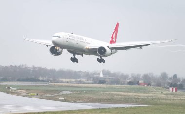 Istanbul, Türkiye - 04 Mart 2018: Türk Hava Yolları Boeing 777-3f2er (Cn 40709) açılış Istanbul Ataturk Havaalanı'na. Senin 328 filo büyüklüğü ve 302 hedefleri Türkiye'nin bayrak taşıyıcı