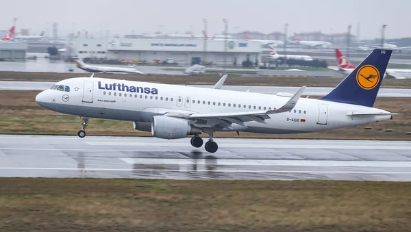 Istanbul, Türkiye - 04 Mart 2018: Lufthansa Airbus A320-Istanbul Atatürk Havaalanına iniş 214 (Cn 6202). Lufthansa 302 filo büyüklüğü ve 220 hedefleri vardır