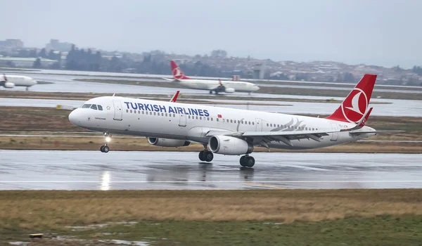 Istanbul, Türkiye - 04 Mart 2018: Türk Hava Yolları'nın Airbus A321-Istanbul Atatürk Havaalanına iniş 231 (Cn 7242). Senin 328 filo büyüklüğü ve 302 hedefleri Türkiye'nin bayrak taşıyıcı