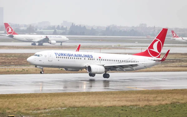 Istanbul, Türkiye - 04 Mart 2018: Türk Hava Yolları Boeing 737-8f2 (Cn 35743) açılış Istanbul Ataturk Havaalanı'na. Senin 328 filo büyüklüğü ve 302 hedefleri Türkiye'nin bayrak taşıyıcı