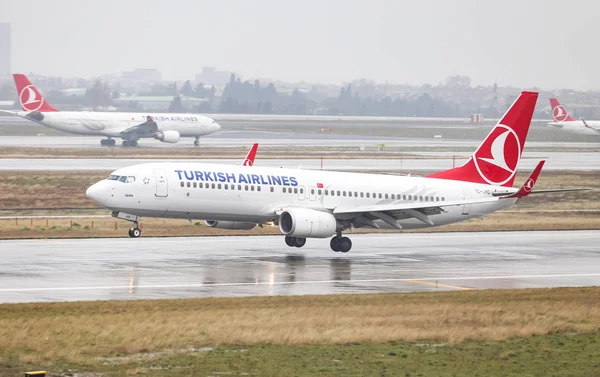 イスタンブール トルコ 2018 トルコ航空ボーイング 737 8F2 35743 着陸イスタンブール アタチュルク空港へ 328 — ストック写真