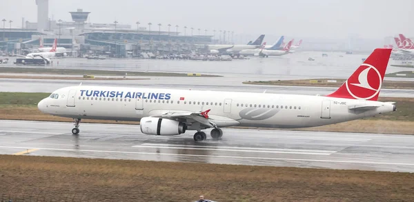 Istanbul, Türkiye - 04 Mart 2018: Türk Hava Yolları'nın Airbus A321-Istanbul Atatürk Havaalanına iniş 231 (Cn 5254). Senin 328 filo büyüklüğü ve 302 hedefleri Türkiye'nin bayrak taşıyıcı
