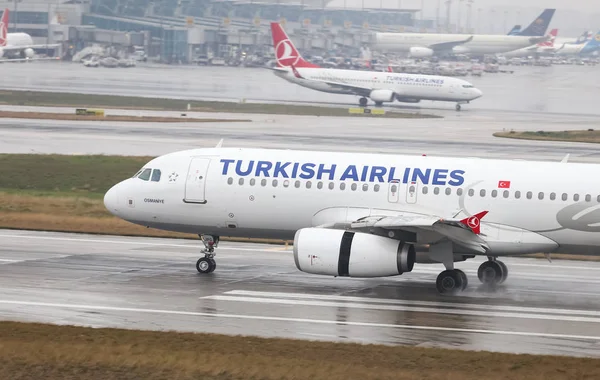 Istanbul, Türkiye - 04 Mart 2018: Türk Hava Yolları'nın Airbus A320-Istanbul Atatürk Havaalanına iniş 232 (Cn 3010). Senin 328 filo büyüklüğü ve 302 hedefleri Türkiye'nin bayrak taşıyıcı
