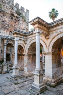 Antalya Şehir, Türkiye'de antik Hadrian Kapısı
