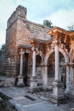 Antalya Şehir, Türkiye'de antik Hadrian Kapısı