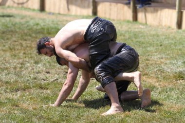 Istanbul, Türkiye - 12 Mayıs 2018: Petrol güreşçiler Etnospor Kültür Festivali sırasında rekabet. Yağlı güreş yağlı güreş olarak da bilinir Türk geleneksel spor dalıdır.