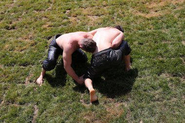 Istanbul, Türkiye - 12 Mayıs 2018: Petrol güreşçiler Etnospor Kültür Festivali sırasında rekabet. Yağlı güreş yağlı güreş olarak da bilinir Türk geleneksel spor dalıdır.