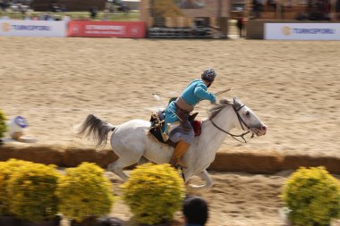 Istanbul, Türkiye - 12 Mayıs 2018: At okçuluk gösterisi sırasında Etnospor Kültür Festivali