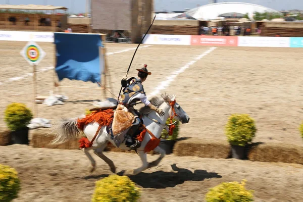Istanbul, Türkiye - 12 Mayıs 2018: Japon Yabusame gösteri sırasında Etnospor Kültür Festivali