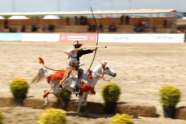 Istanbul, Türkiye - 12 Mayıs 2018: Japon Yabusame gösteri sırasında Etnospor Kültür Festivali
