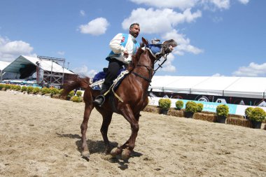 Istanbul, Türkiye - 12 Mayıs 2018: Türk cirit oyun sırasında Etnospor Kültür Festivali