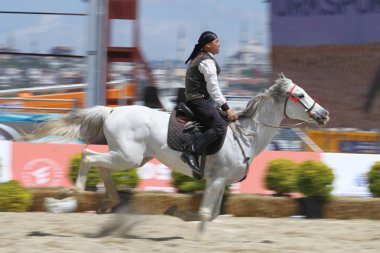 Istanbul, Türkiye - 12 Mayıs 2018: Binicilik gösterisi sırasında Etnospor Kültür Festivali