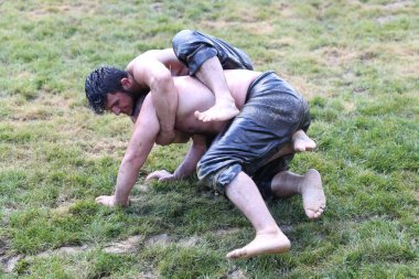 Istanbul, Türkiye - 12 Mayıs 2018: Petrol güreşçiler Etnospor Kültür Festivali sırasında rekabet. Yağlı güreş yağlı güreş olarak da bilinir Türk geleneksel spor dalıdır.