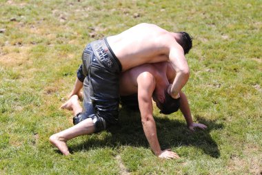 Istanbul, Türkiye - 12 Mayıs 2018: Petrol güreşçiler Etnospor Kültür Festivali sırasında rekabet. Yağlı güreş yağlı güreş olarak da bilinir Türk geleneksel spor dalıdır.