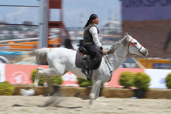 Istanbul, Türkiye - 12 Mayıs 2018: Binicilik gösterisi sırasında Etnospor Kültür Festivali