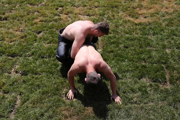 Istanbul, Türkiye - 12 Mayıs 2018: Petrol güreşçiler Etnospor Kültür Festivali sırasında rekabet. Yağlı güreş yağlı güreş olarak da bilinir Türk geleneksel spor dalıdır.