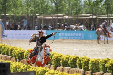 Istanbul, Türkiye - 12 Mayıs 2018: Japon Yabusame gösteri sırasında Etnospor Kültür Festivali