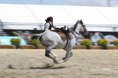 Istanbul, Türkiye - 12 Mayıs 2018: Binicilik gösterisi sırasında Etnospor Kültür Festivali