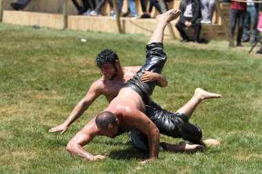 Istanbul, Türkiye - 12 Mayıs 2018: Petrol güreşçiler Etnospor Kültür Festivali sırasında rekabet. Yağlı güreş yağlı güreş olarak da bilinir Türk geleneksel spor dalıdır.