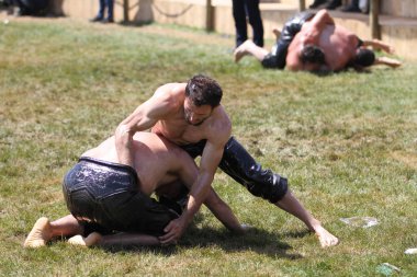 Istanbul, Türkiye - 12 Mayıs 2018: Petrol güreşçiler Etnospor Kültür Festivali sırasında rekabet. Yağlı güreş yağlı güreş olarak da bilinir Türk geleneksel spor dalıdır.