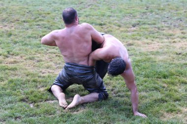 Istanbul, Türkiye - 12 Mayıs 2018: Petrol güreşçiler Etnospor Kültür Festivali sırasında rekabet. Yağlı güreş yağlı güreş olarak da bilinir Türk geleneksel spor dalıdır.