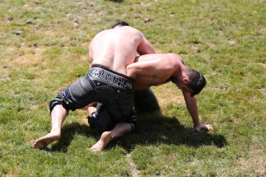 Istanbul, Türkiye - 12 Mayıs 2018: Petrol güreşçiler Etnospor Kültür Festivali sırasında rekabet. Yağlı güreş yağlı güreş olarak da bilinir Türk geleneksel spor dalıdır.