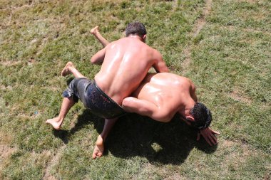 Istanbul, Türkiye - 12 Mayıs 2018: Petrol güreşçiler Etnospor Kültür Festivali sırasında rekabet. Yağlı güreş yağlı güreş olarak da bilinir Türk geleneksel spor dalıdır.