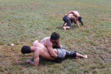 Istanbul, Türkiye - 12 Mayıs 2018: Petrol güreşçiler Etnospor Kültür Festivali sırasında rekabet. Yağlı güreş yağlı güreş olarak da bilinir Türk geleneksel spor dalıdır.