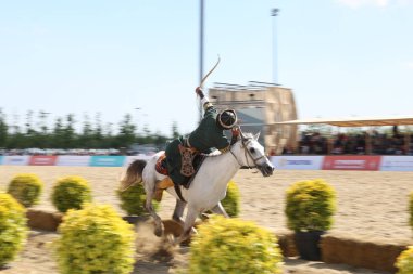 Istanbul, Türkiye - 12 Mayıs 2018: At okçuluk gösterisi sırasında Etnospor Kültür Festivali