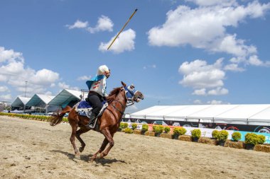 Istanbul, Türkiye - 12 Mayıs 2018: Türk cirit oyun sırasında Etnospor Kültür Festivali