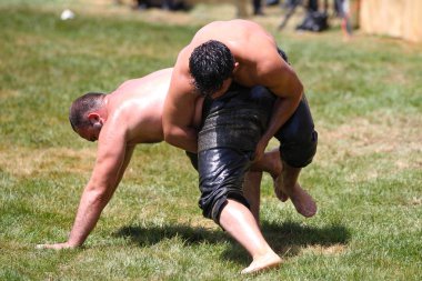 Istanbul, Türkiye - 12 Mayıs 2018: Petrol güreşçiler Etnospor Kültür Festivali sırasında rekabet. Yağlı güreş yağlı güreş olarak da bilinir Türk geleneksel spor dalıdır.